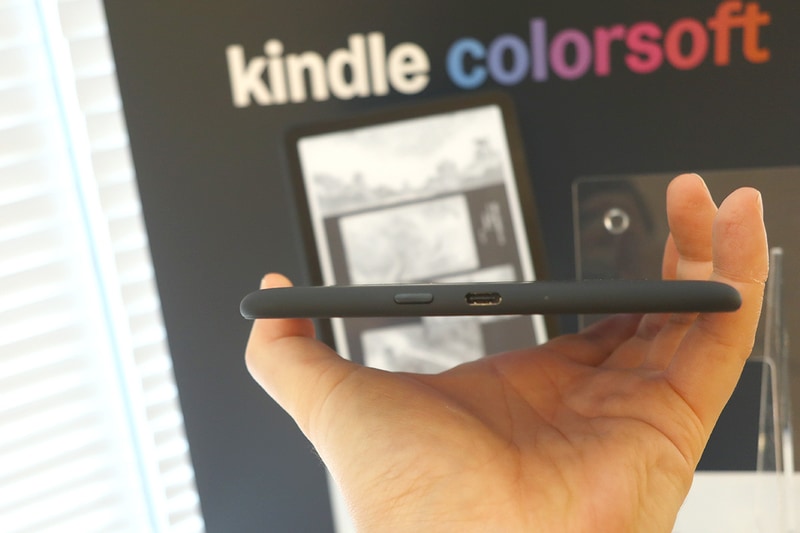 底面に電源ボタンとUSB Type-Cポートを装備