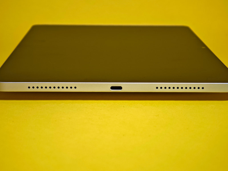 MovinkPad 11の右側面にはUSB Type-C端子