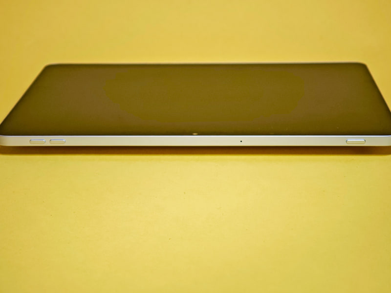 上部に電源ボタンとボリューム