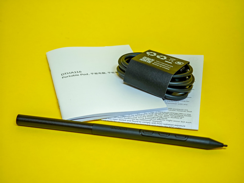 同梱品はケーブル、説明書、ペンだけとシンプル