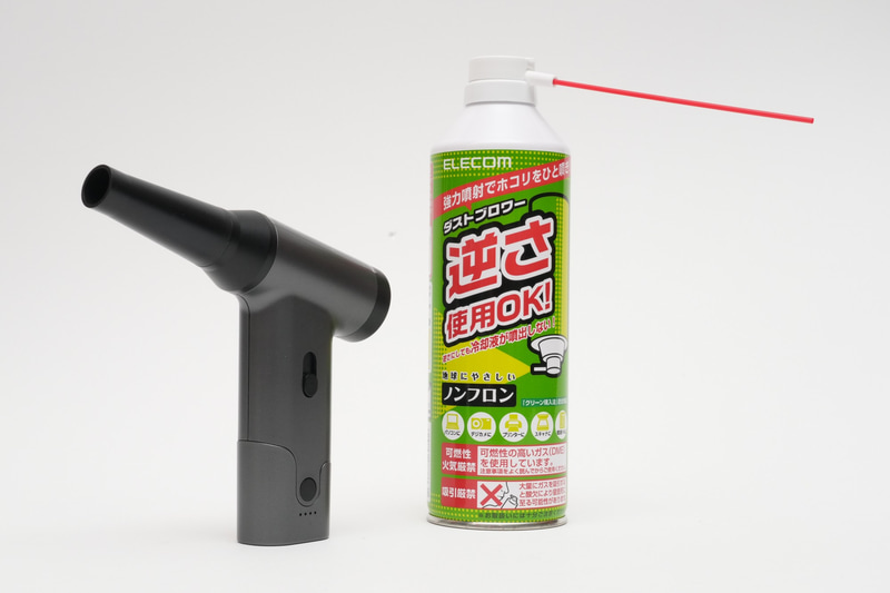 左がkycle製電動エアダスター、右がずっと愛用していたエレコム製ガス式エアダスター「AD-ECOM」。2016年3月から、3本セットをAmazonで9回、ヨドバシカメラで15回購入している