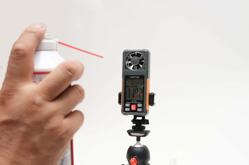 ガス式エアダスターは5cmで20.18m/s、15cmで11.92m/s、30cmで8.97m/s