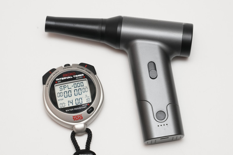 電動エアダスターは最大風力で14分00秒18ミリ秒動作