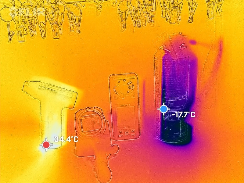 連続動作した際の表面温度は、電動エアダスターが最大34.4℃、ガス式エアダスターが最低マイナス17.7℃。これは極端な例だが、元々ガス式エアダスターは連続使用するための製品ではないことが分かる