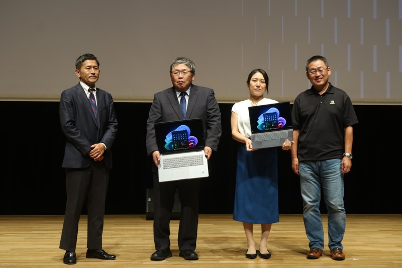 Dell Pro Maxシリーズを手にする登壇者ら