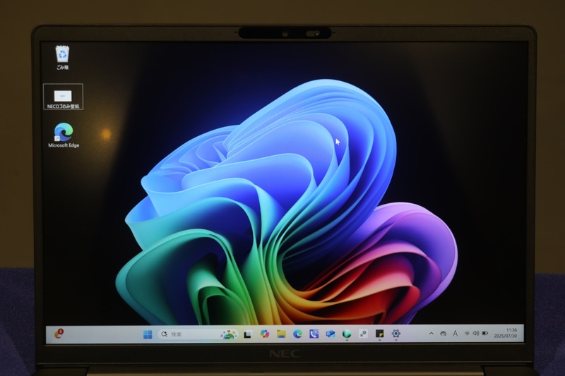 非光沢だがタッチ対応のディスプレイ。しかも省電力だ