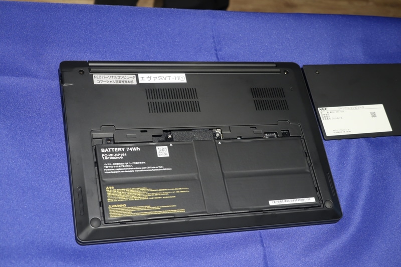 バッテリは底面カバーを外すことですぐにアクセスできる