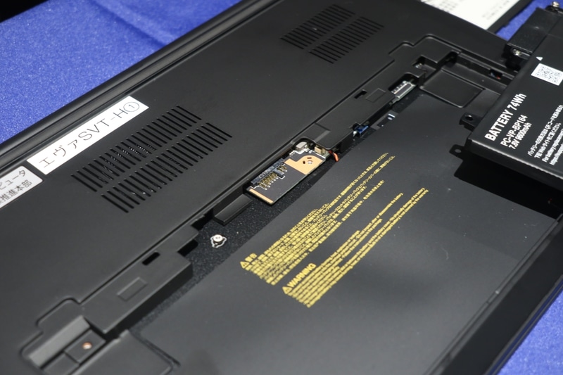 バッテリ部にアクセスしてもメイン基板は見えないようになっている