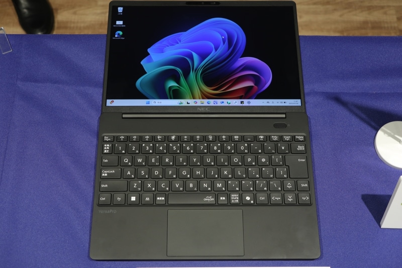 液晶は180度開く