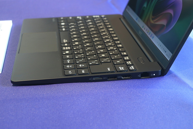 本体右側面のインターフェイス