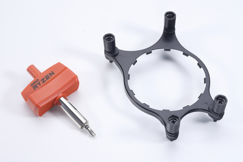 CPUをソケットに固定するためのトルクレンチと、Asetek製AIO水冷互換のブラケットが同梱されていた