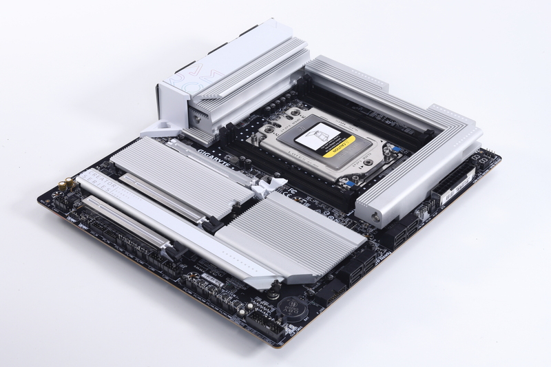 GIGABYTEのSocket sTR5対応マザーボード「TRX50 AERO D」。今回のテストではレビュアー向けBIOS「NA2n」を導入している