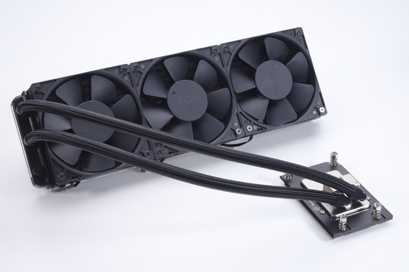 SilverStoneの360mmオールインワン水冷クーラー「XE360-TR5」