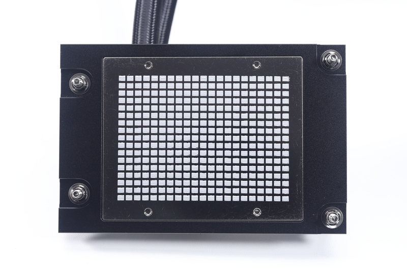 XE360-TR5は、Ryzen Threadripperのヒートスプレッダ全面をカバーする大型の水冷ヘッドを採用している