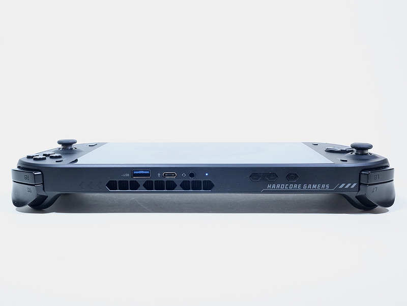 天面部にはUSB 3.2 Gen 2、USB4、3.5㎜音声入出力、通電LED、ボリュームボタン、電源ボタンを備える