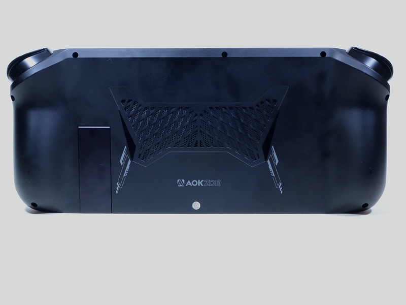 背面には大型の吸気口を備えるほか、キックスタンドを装備