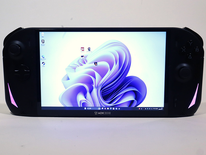 本体前面。液晶ディスプレイは8型ながら狭ベゼルのため、上下のスペースがかなり狭い