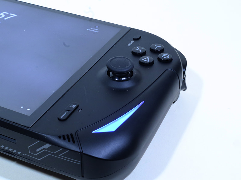 アナログスティックは新世代のホール方式を採用