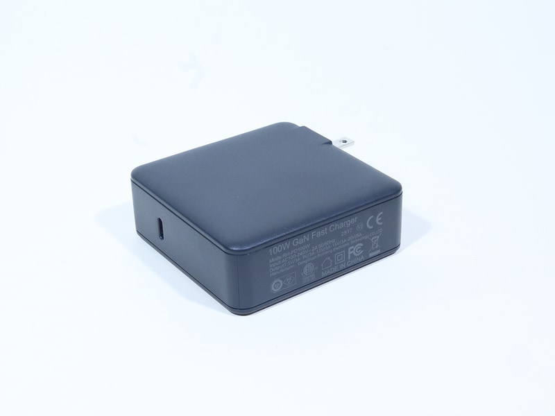 USB PD 100W出力のGaN急速充電アダプタが付属する