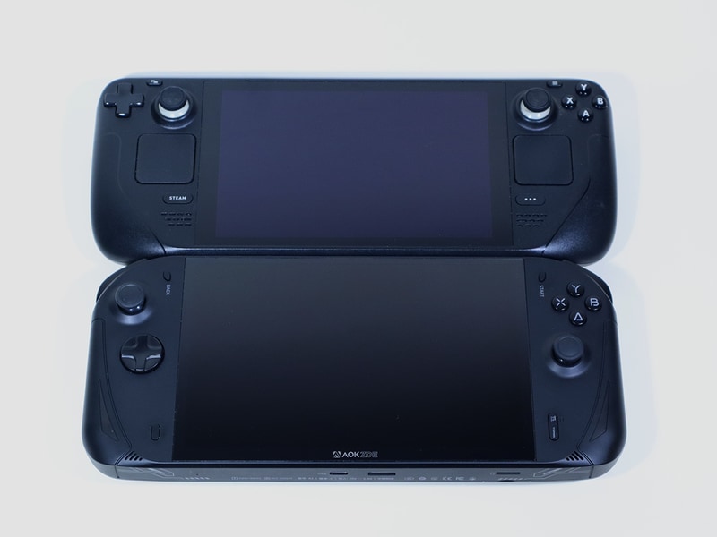 「STEAM Deck」(上)とのサイズ比較では、わずかにAOKZOE A1Xの方が小さいが、ディスプレイ部を見るとAOKZOE A1Xの方が圧倒的に大きいのが分かる