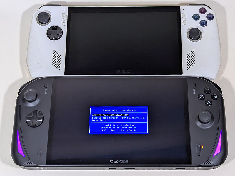 「ASUS ROG Ally」と比較したところ。さすがにROG Allyよりは大きいが、幅の違いがあまりないようにも見えるのが面白いところ
