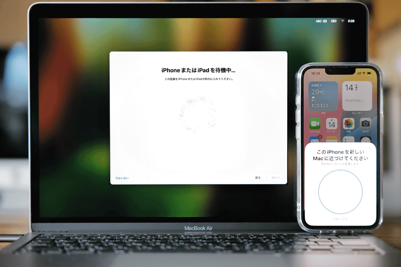 Macの画面に認証用のパターン画像が表示されます。iPhoneまたはiPadに表示された円形の枠内にパターン画像が収まるように位置を合わせます