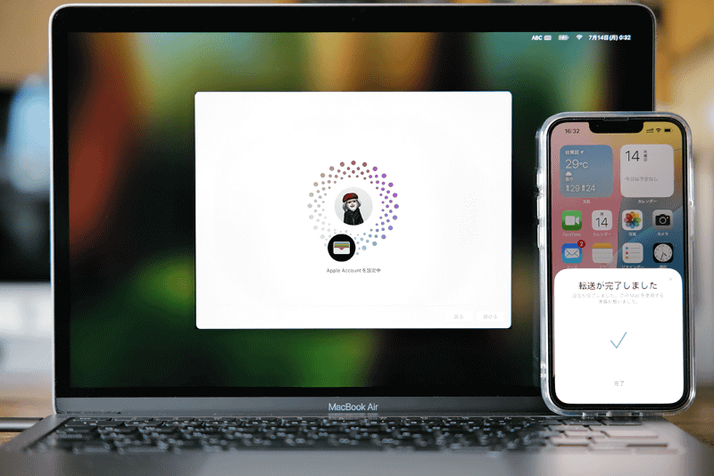 iCloud利用規約に同意したあと、 iPhone側に[転送が完了しました]と表示されたら[完了]をタップします。その後、iPhoneはMacから遠ざけても構いません