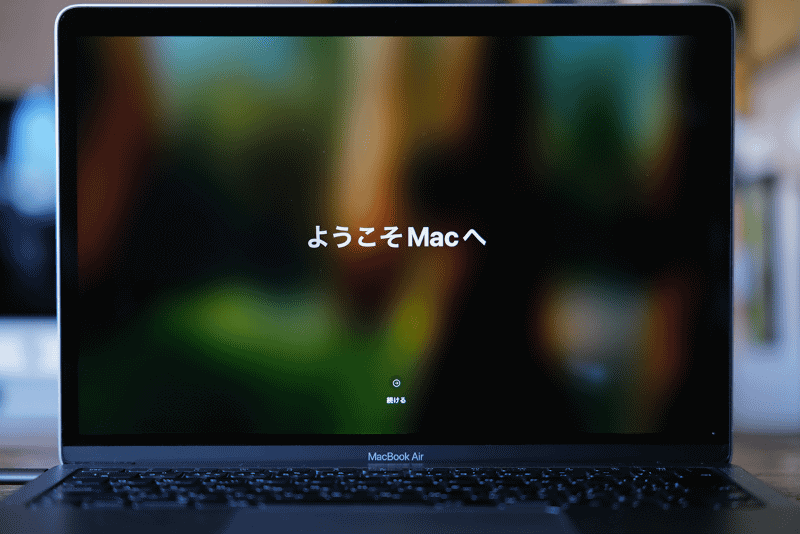 「ようこそMacへ」の画面が表示されたら初期設定は完了です。[続ける]をクリックするか、何かキーを押せばデスクトップが表示されます