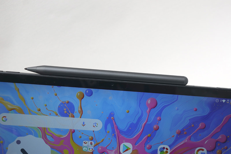 Wacom Pro Pen 3ほどの入力精度や低レイテンシはない印象だが、本体とともに持ち運ぶ際にマグネットで本体に吸着できるのはいい