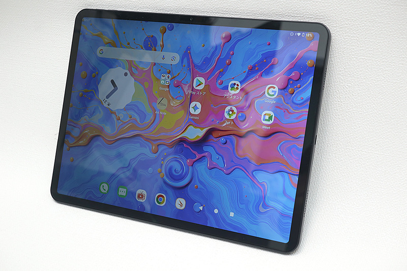 液晶表面は光沢。フィルムも光沢のため映り込みはどうしてもある。視野角自体は狭くないが、斜めから見ると一部暗いゾーンが発生する