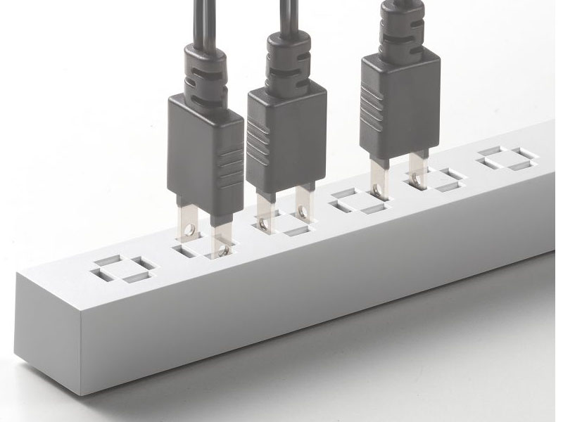 縦横と2つのコンセントの間にまたがって差すこともできる