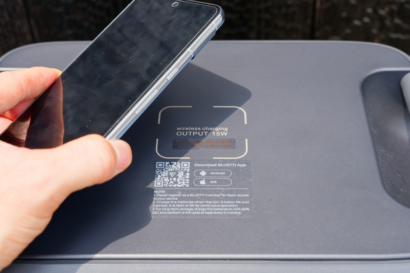 天面に最大15Wのワイヤレスチャージャー