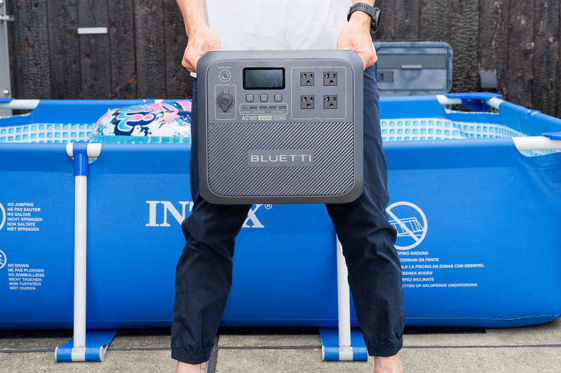 そこそこ重量があり、ハンドルを両手で握って持ち運ぶ形