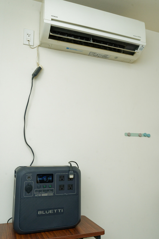 エアコンから延びる電源ケーブルはたいてい短いので、電源タップを使って接続することになるだろう