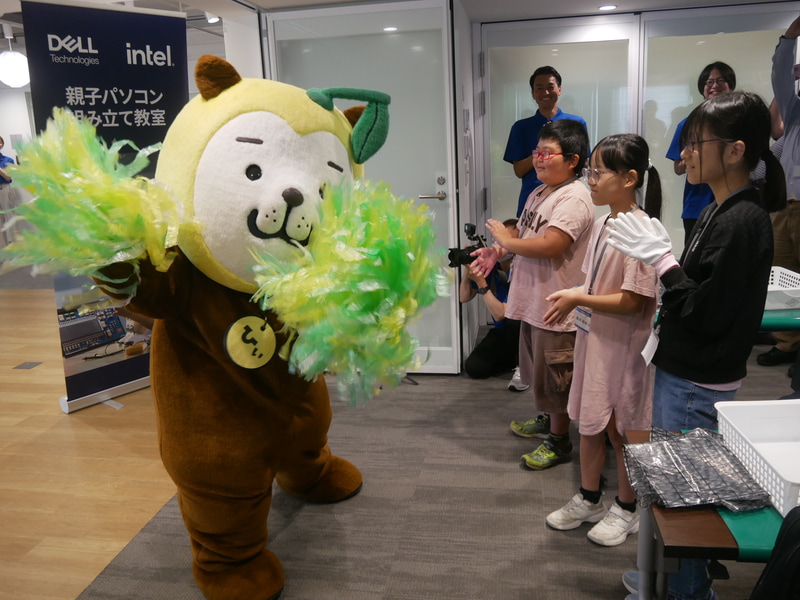 宮崎県のシンボルキャラクターである「みやざき犬」の一匹である「ひぃくん」がサプライズで登場