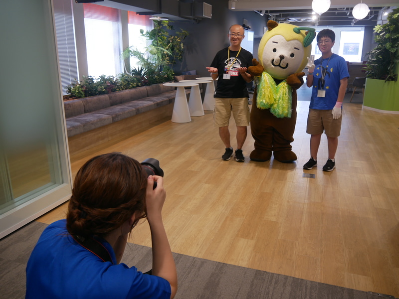 ひぃくんは参加者たちと順番に記念撮影