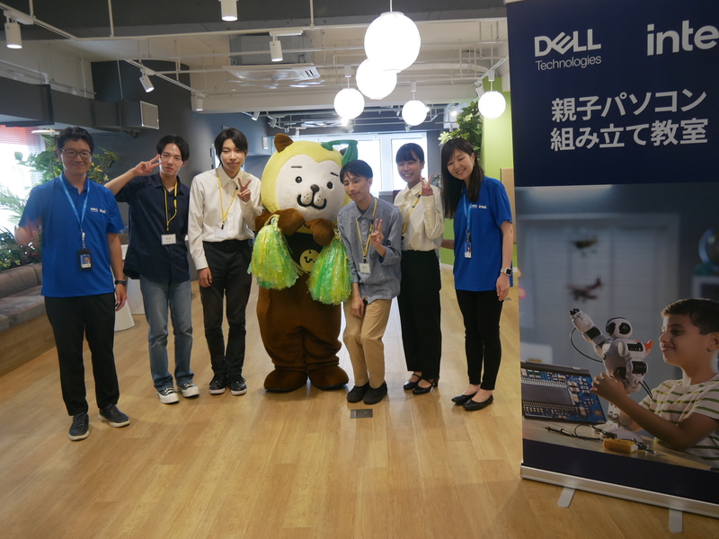 インターンシップの学生たちも記念撮影に参加していた