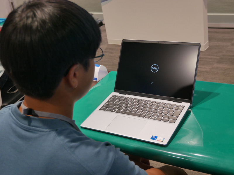 全員のPCが無事に起動。会場には大きな拍手が起きた