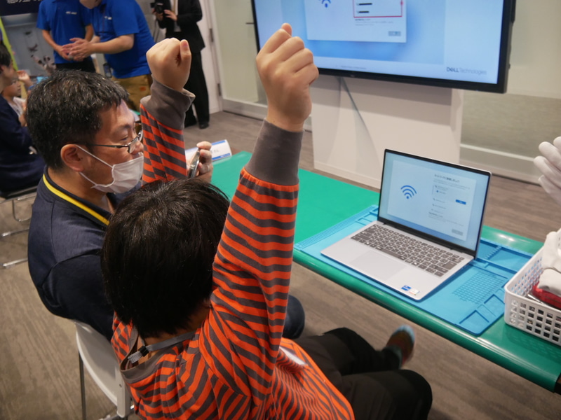 思わず万歳する参加者の姿も