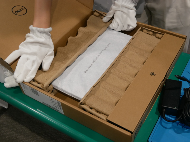 梱包材で固定する