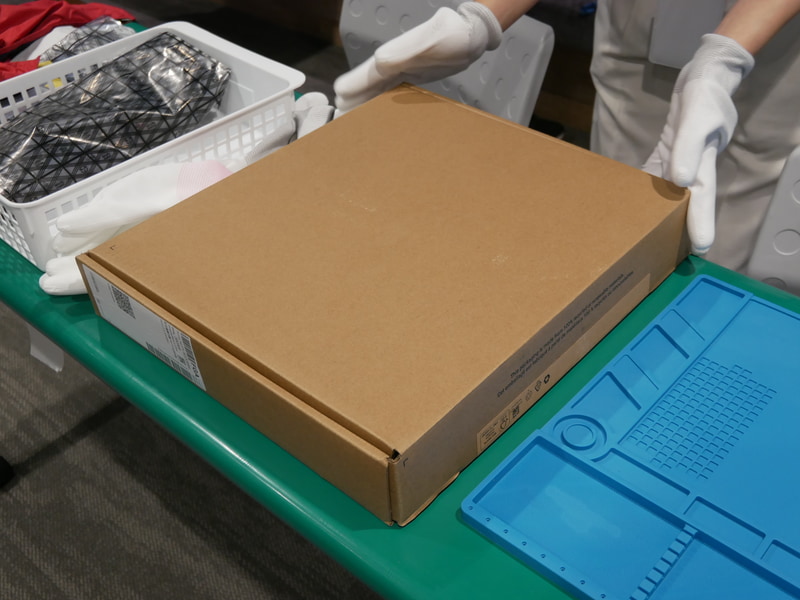 梱包箱のふたを閉めて完了。全員がPCを持ち帰った