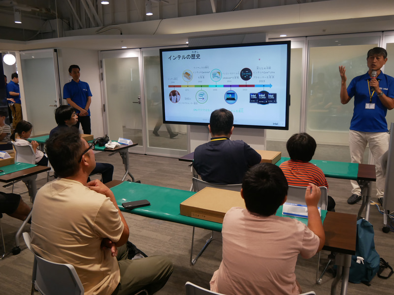 インテルの営業本部の佐藤義和部長がインテルの歴史やCPUの役割などについて説明