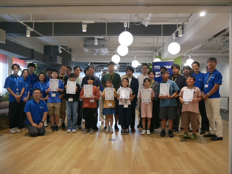 参加者全員で記念撮影を行なった