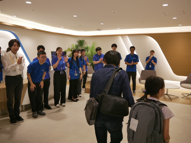 プレゼントのバックパックを背負って帰る参加者の姿も