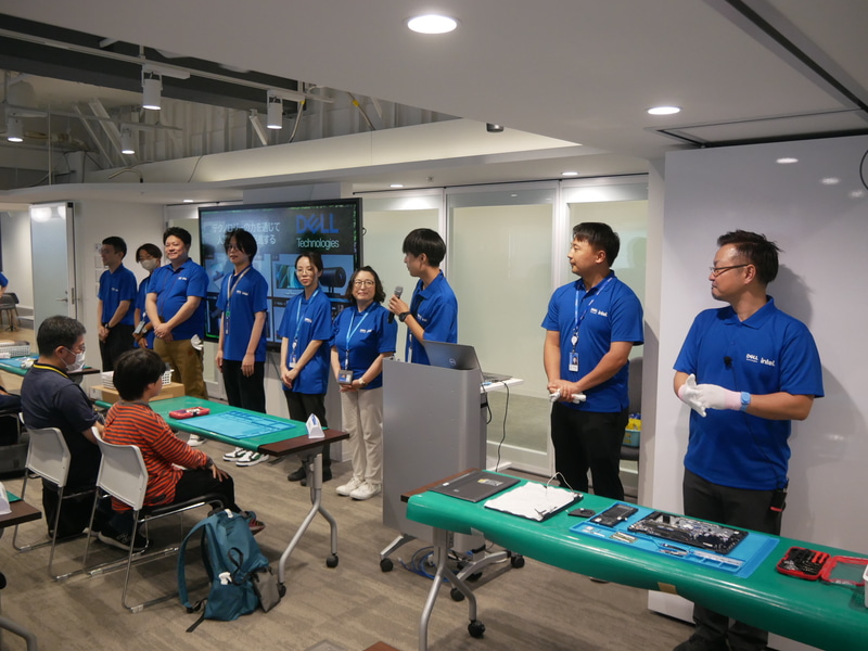 テーブルトレーナーが参加者1人ずつについて作業をサポートした