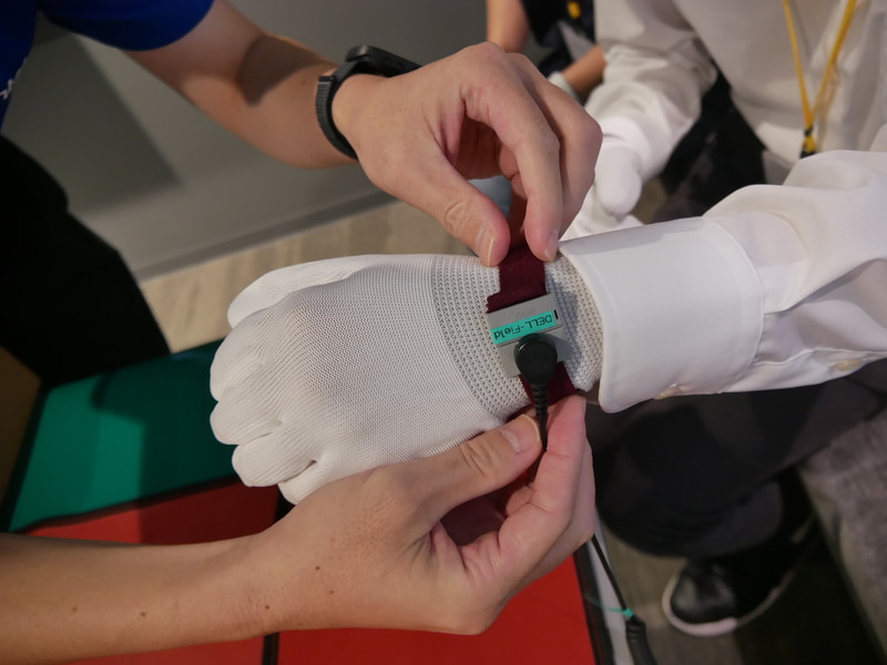 まずは静電防止用のリストバンドを装着する