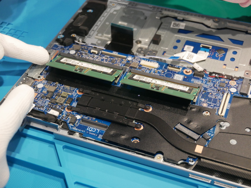 メモリの取り付けを行なう