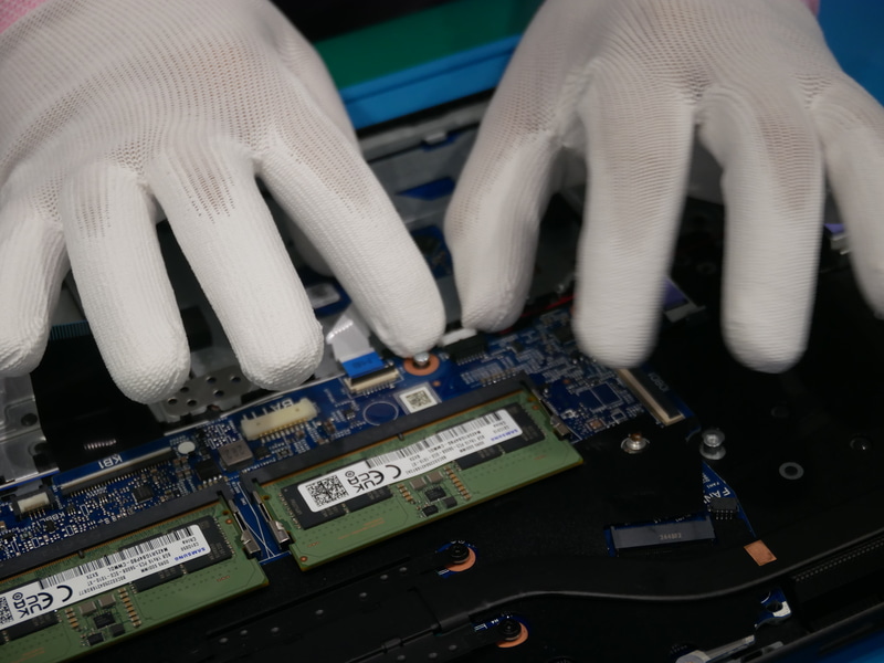 続いて各種ケーブルの取り付け。電源ポートケーブルを差し込む