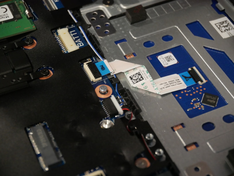 タッチパッドケーブルの装着が完了したところ