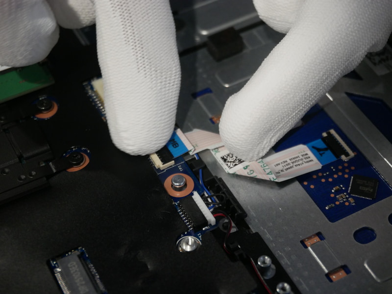 タッチパッドケーブルの取り付け作業